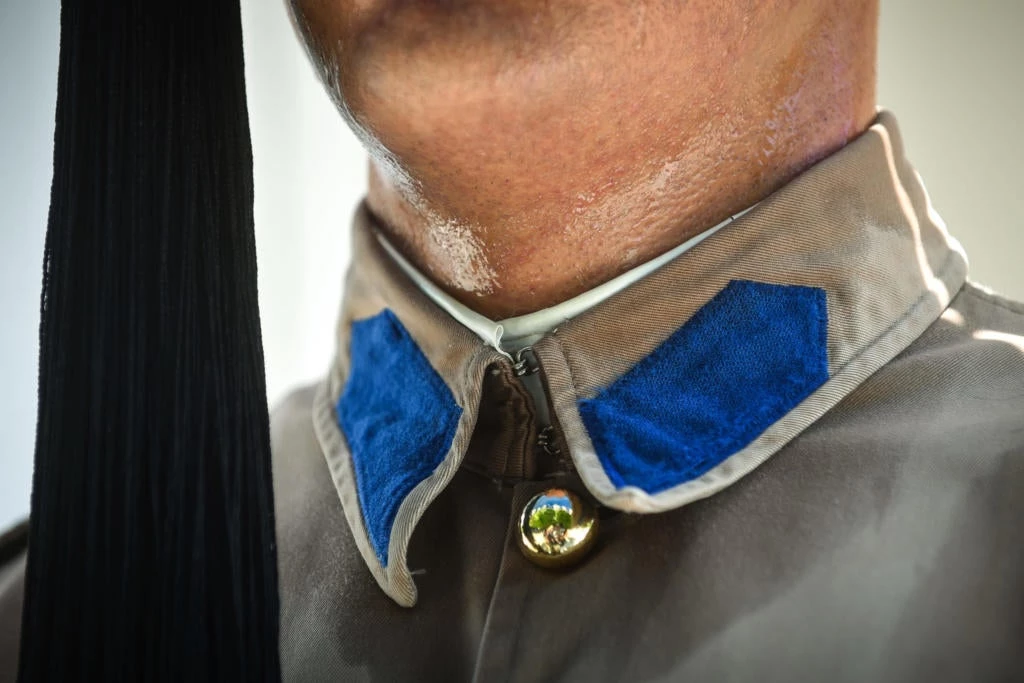 Μας κάνουν υπερήφανους! Oι Εύζωνες «λιώνουν» κάτω από την αφόρητη ζέστη – Παραμένουν κανονικά στο πόστο τους